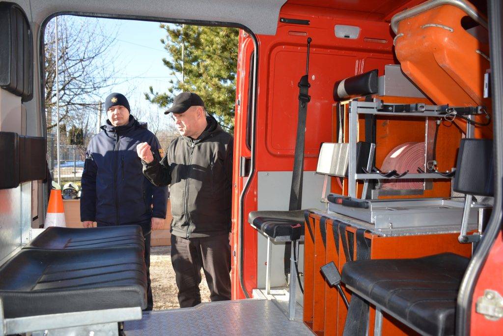 Німецькі партнери передали надвірнянським рятувальникам спеціалізоване авто