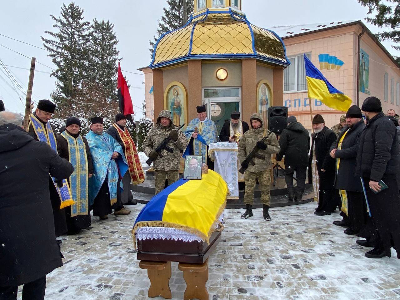 На Городенківщину привезли тіло захисника Романа Яринського ФОТО