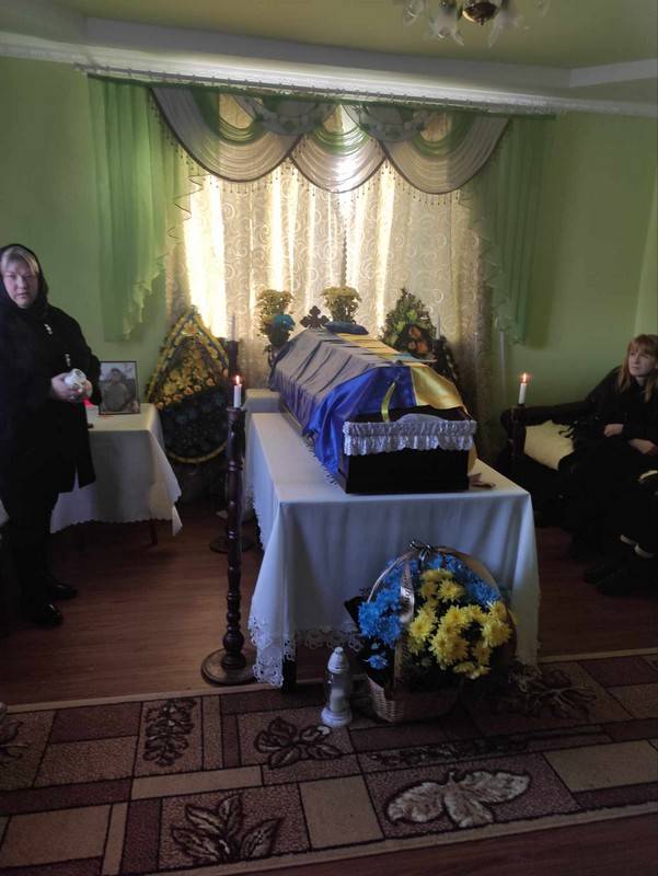 У Делятині на колінах зустріли загиблого військовослужбовця Андрія Ніколаєва