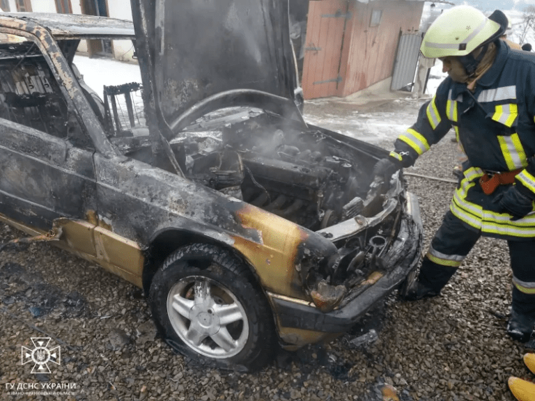 На Косівщині горів легковий автомобіль