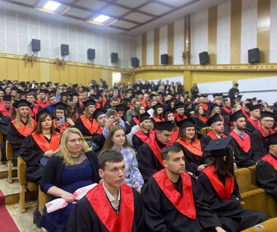 У Прикарпатському університеті вручили дипломи випускникам-магістрам