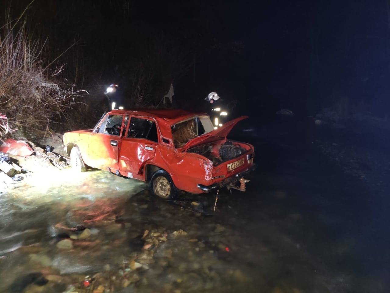 Через сильний вітер, біля автобазару, дерево впало на автомобіль