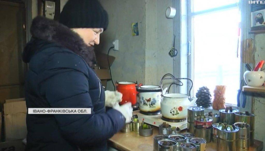 Прикарпатським волонтерам бракує рук для виготовлення окопних свічок на фронт