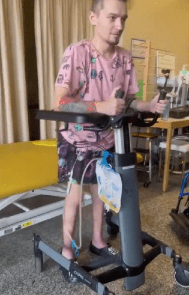 Поранене не лише тіло, - боєць з Прикарпаття про важке поранення і внутрішню силу знову навчитися ходити