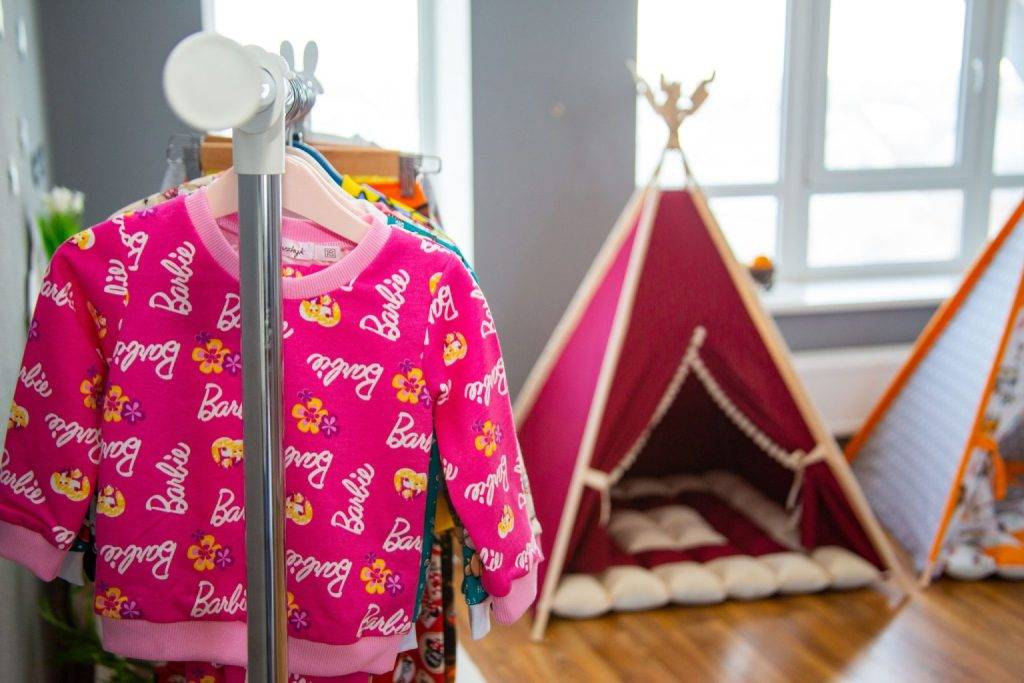 Мінібудиночки, іграшки та піжамки: переселенці з Миколаєва виготовляють у Франківську товари для дітей. ФОТО