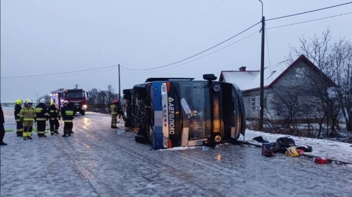 Біля прикордонного переходу "Угринів-Долгобичув" з боку Польщі вранці 27 січня перекинувся автобус із 59 українцями.