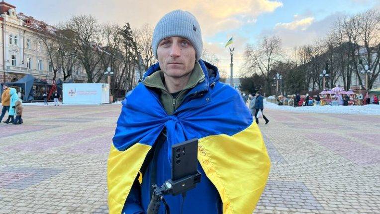 Пішки з Києва до Франківська: волонтер Петро Скрипка збирає мільйон для ЗСУ