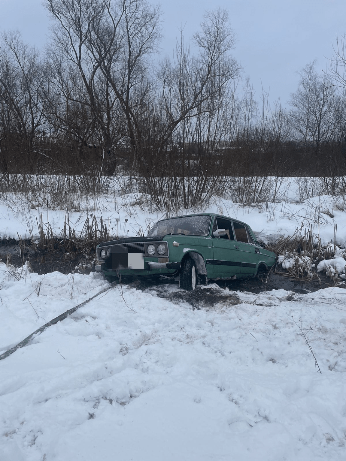 На околиці Калуша через негоду авто злетіло у кювет