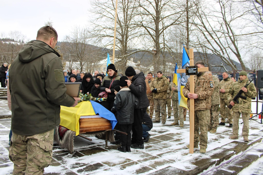 На Верховинщині провели в останню путь 42-річного захисника