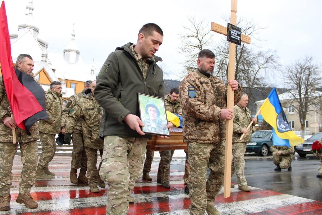 На Верховинщині провели в останню путь 42-річного захисника