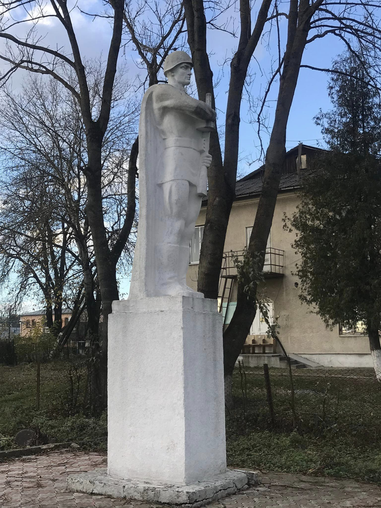 У Бурштинській громаді люди вирішили, що робитимуть з радянськими пам'ятниками