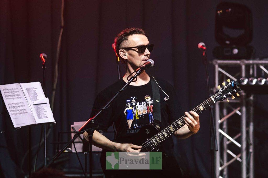 100 тисяч гривень для ЗСУ зібрали на концерті панк-рок-гурту “Жадан і Собаки” у Франківську ФОТОРЕПОРТАЖ