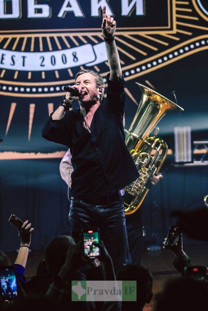 100 тисяч гривень для ЗСУ зібрали на концерті панк-рок-гурту “Жадан і Собаки” у Франківську ФОТОРЕПОРТАЖ