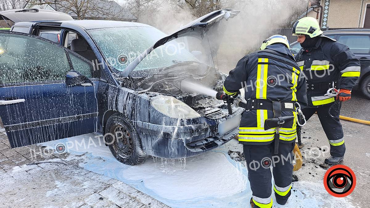 У Коломиї пожежники врятували від вогню автівку