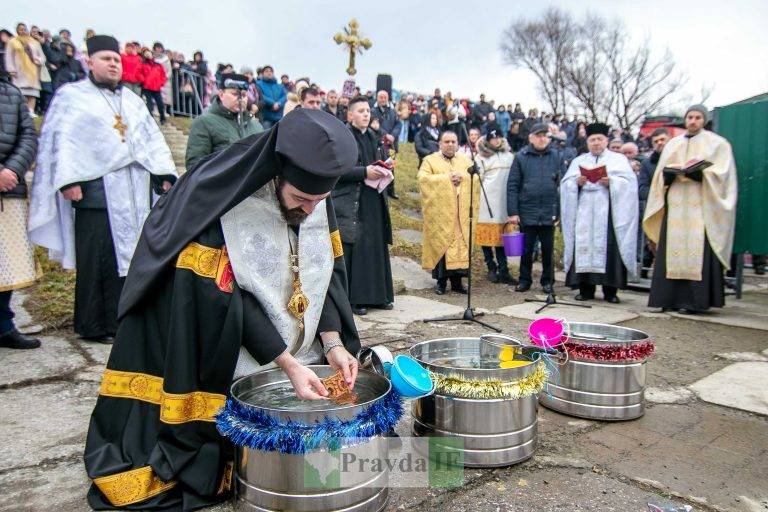 Водохреща: у Франківську сотні містян зібралися на Бистриці аби освятити воду. ФОТОРЕПОРТАЖ