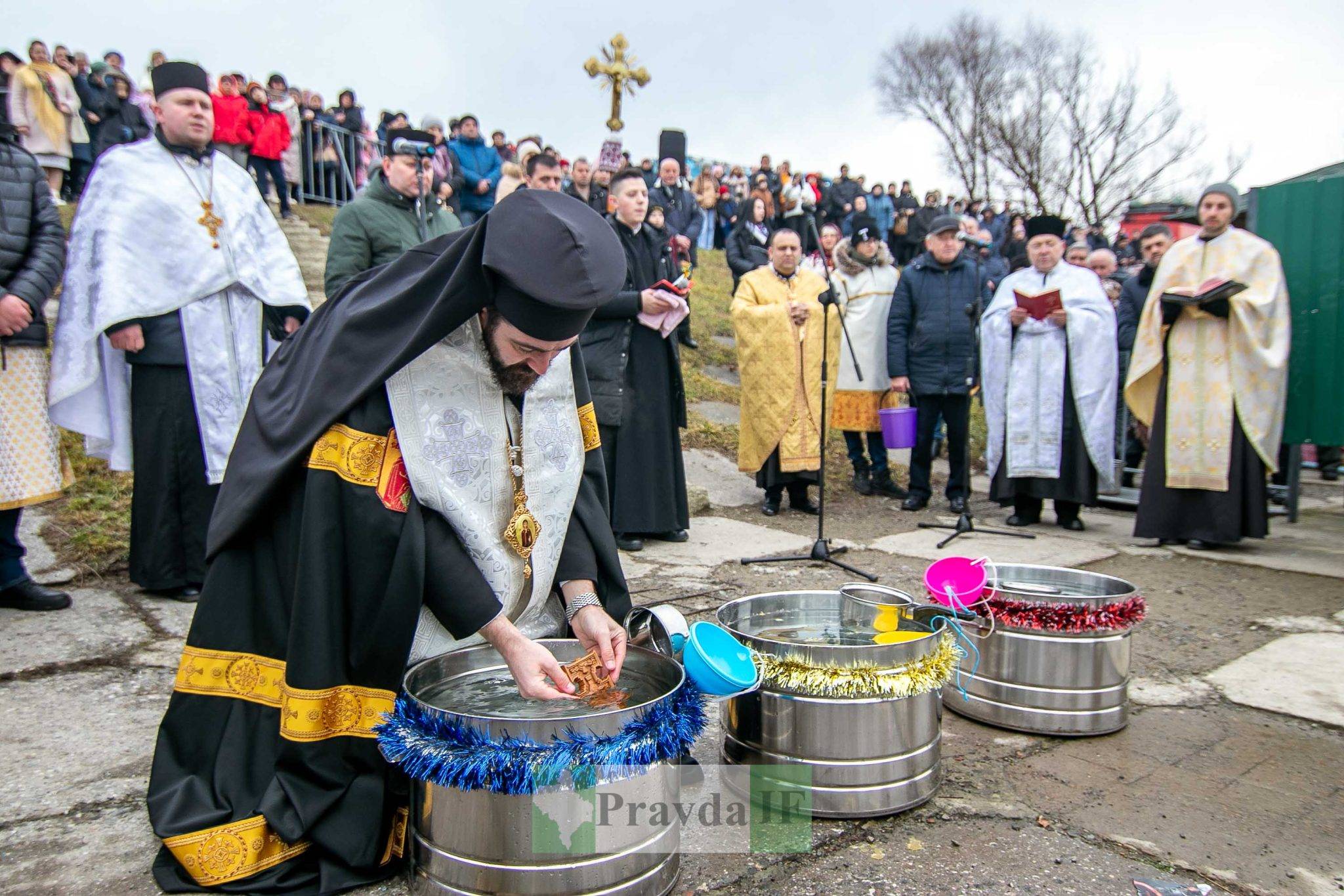 Водохреща: у Франківську сотні містян зібралися на Бистриці аби освятити воду. ФОТОРЕПОРТАЖ