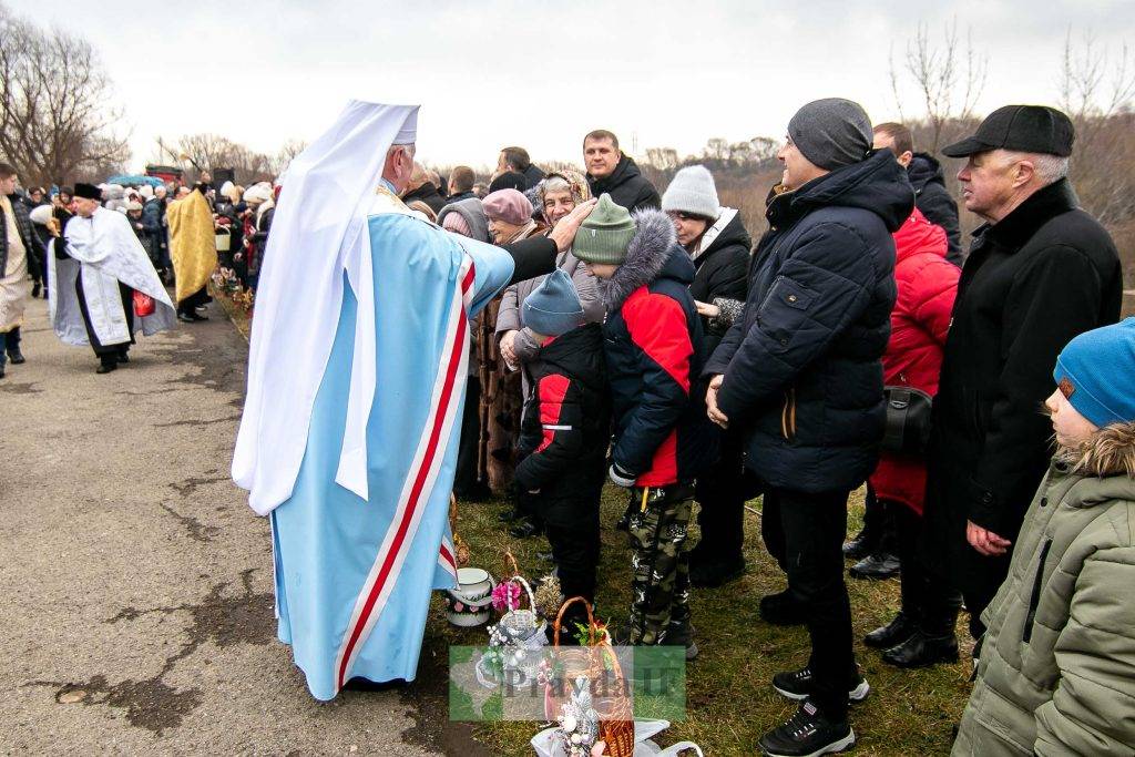Водохреща: у Франківську сотні містян зібралися на Бистриці аби освятити воду. ФОТОРЕПОРТАЖ