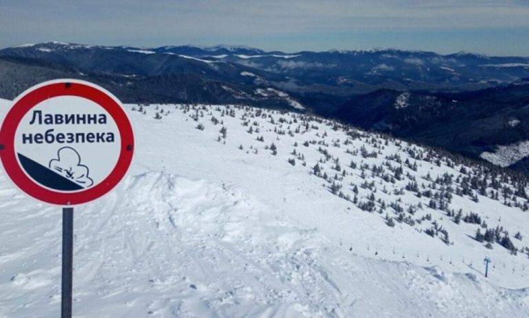 В Карпатах через лижників зійшла лавина