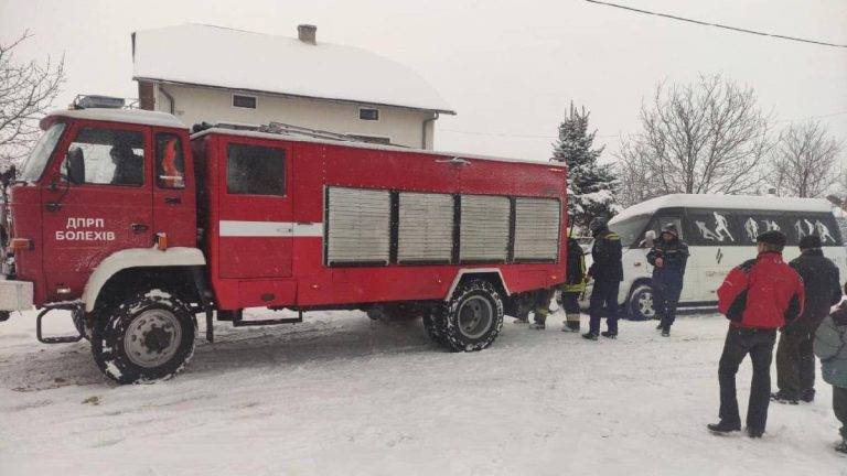 На Прикарпатті через негоду на дорозі застряг автобус з пасажирами