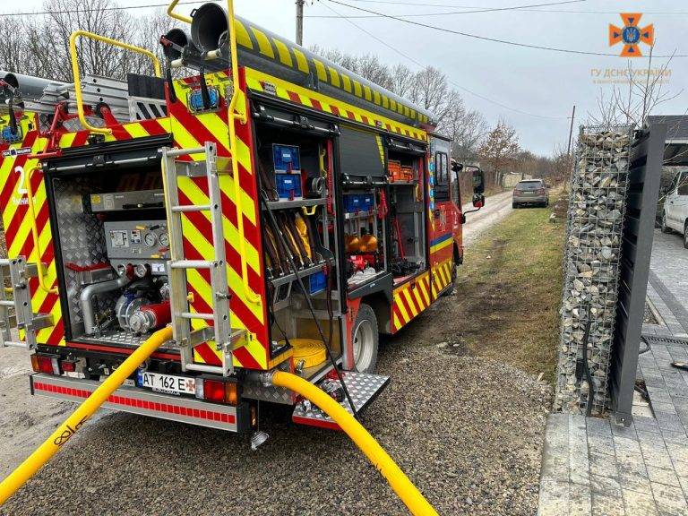 На пожежі будинку в Угринові травмувався чоловік. ФОТО