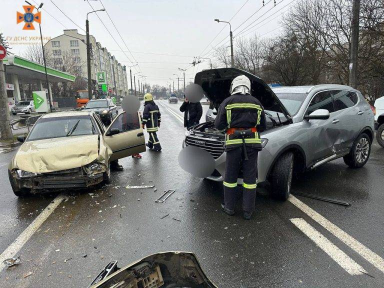 Надзвичайники деблокували пасажира автомобіля, що потрапив в ДТП у Франківську