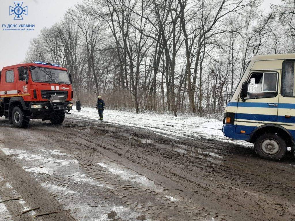 На Прикарпатті рейсовий автобус з пасажирами з’їхав з дороги. ФОТО