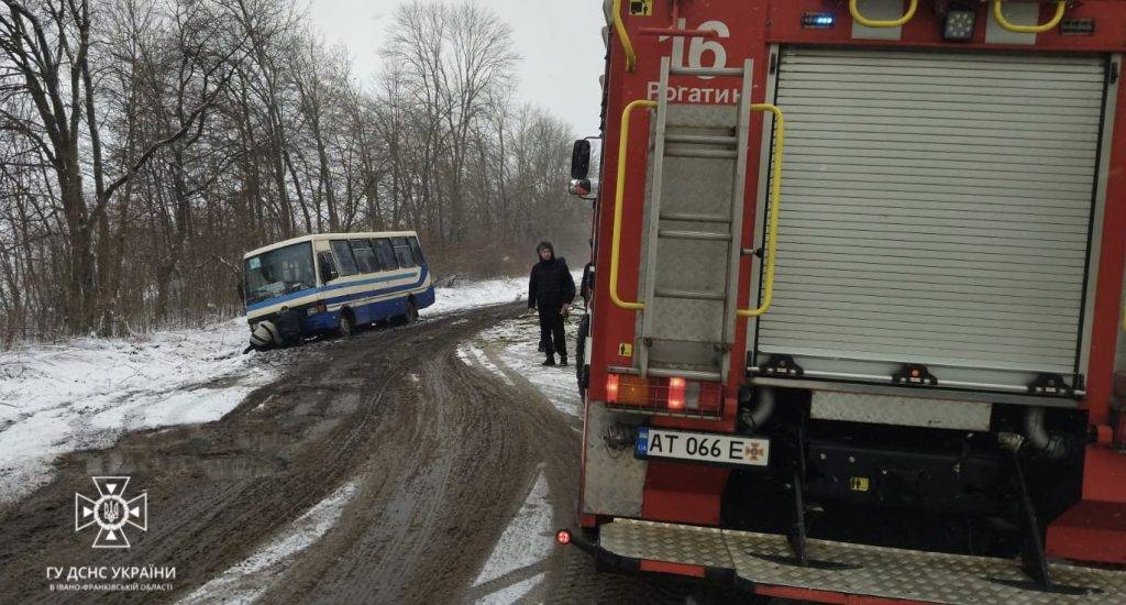 На Прикарпатті рейсовий автобус з пасажирами з’їхав з дороги. ФОТО