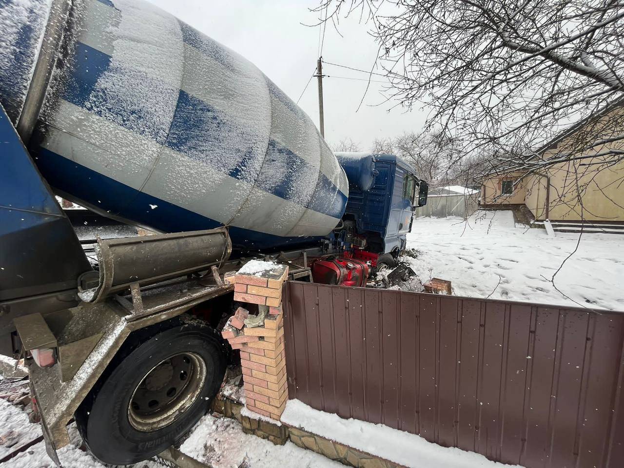 Поблизу Франківська бетонозмішувач зніс паркан та зупинився на подвірʼї будинку