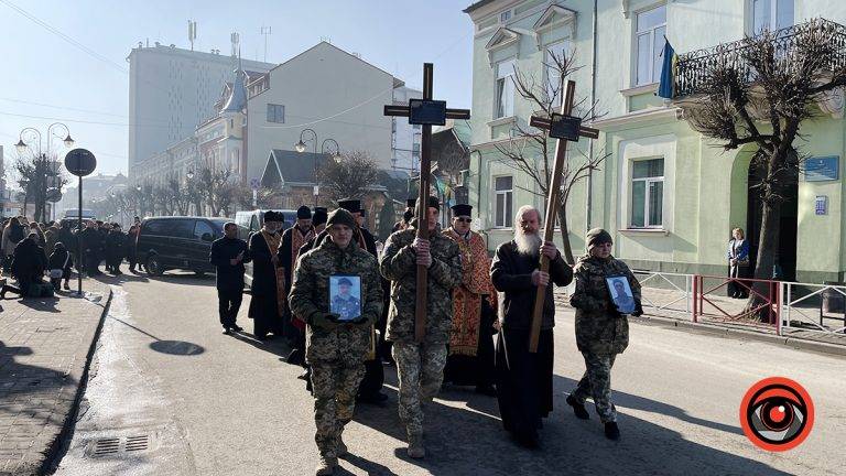 Коломияни попрощалися із полеглими захисниками Сергієм Томащуком та Ігорем Ілюком