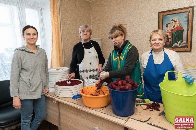 Вкладають душу і любов: як херсонки готують у Франківську сухий борщ для ЗСУ. ФОТО