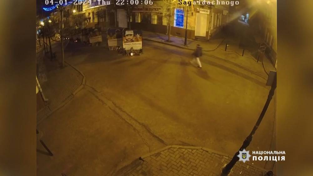 У Коломиї чоловік понищив лампадки пам'яті біля банерів Героям