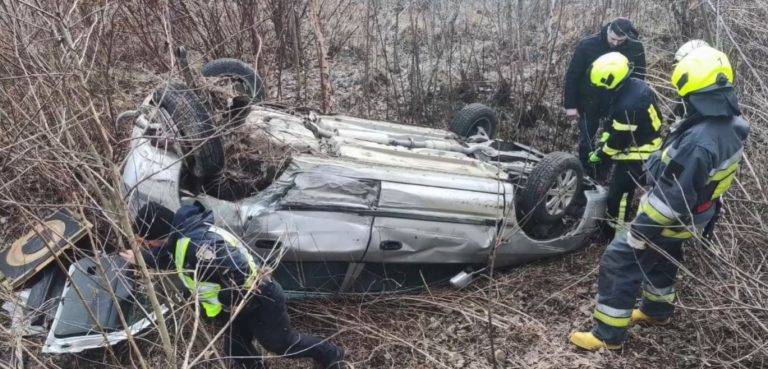 Карколомна ДТП на околиці Франківська: авто злетіло з дороги і перекинулося на дах