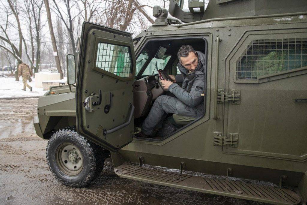 Броньовик, дрони, квадрокоптери – «Українська команда» та Володимир Кличко привезли на передову допомогу для трьох підрозділів