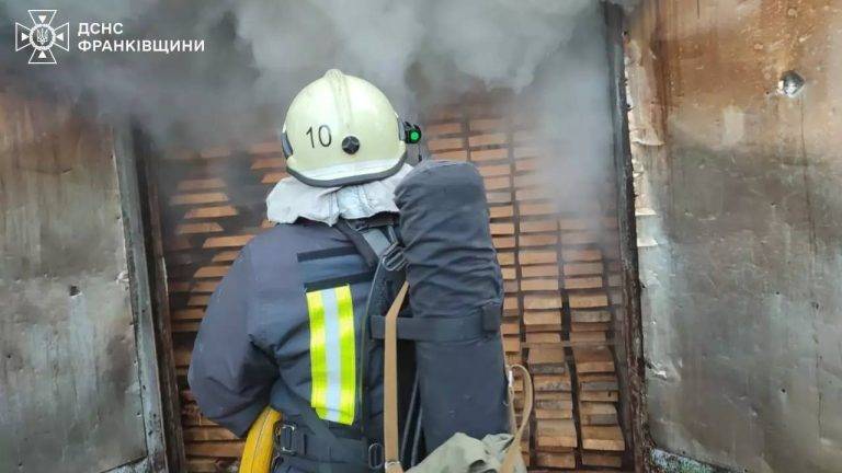 На Прикарпатті вогнеборці ліквідували пожежу на території пилорами