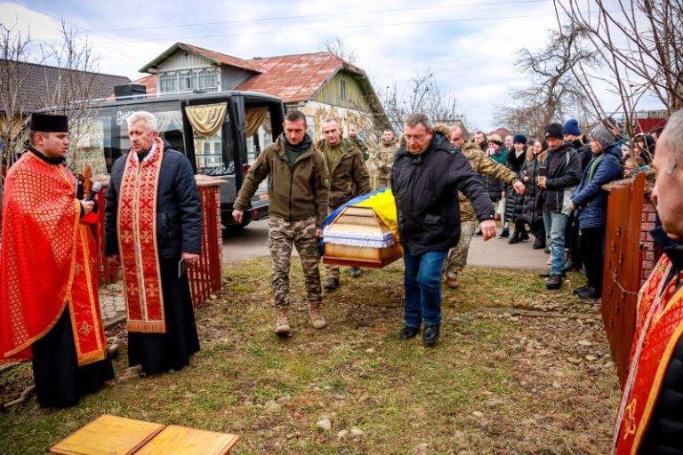 Прикарпатці на колінах зустріли полеглого воїна Юрія Мердуха ФОТО