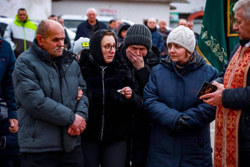 Прикарпатці на колінах зустріли полеглого воїна Юрія Мердуха ФОТО