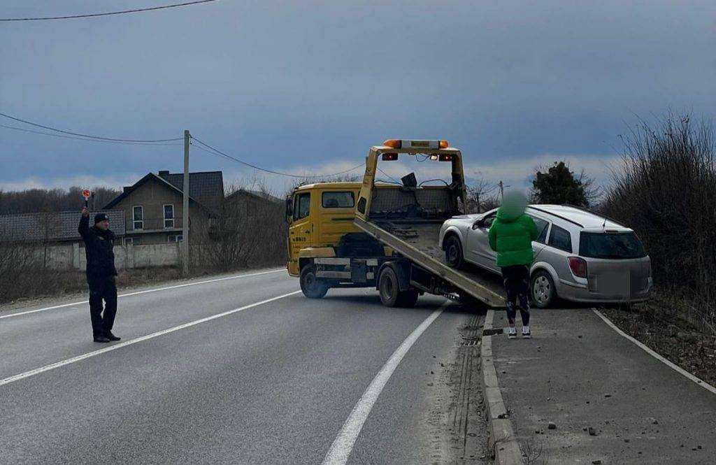На Калущині автівка з'їхала з траси в кювет – водійка не впоралася з керуванням