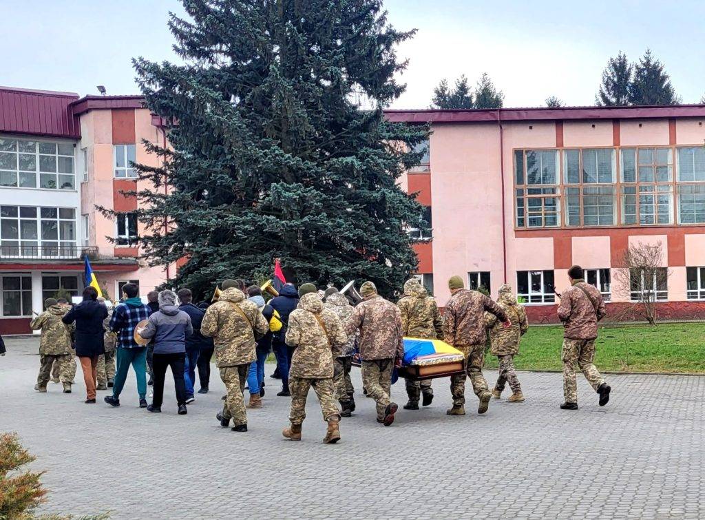 Бурштинська громада зі сльозами на очах попрощалася із Героєм Дмитром Крамаренком