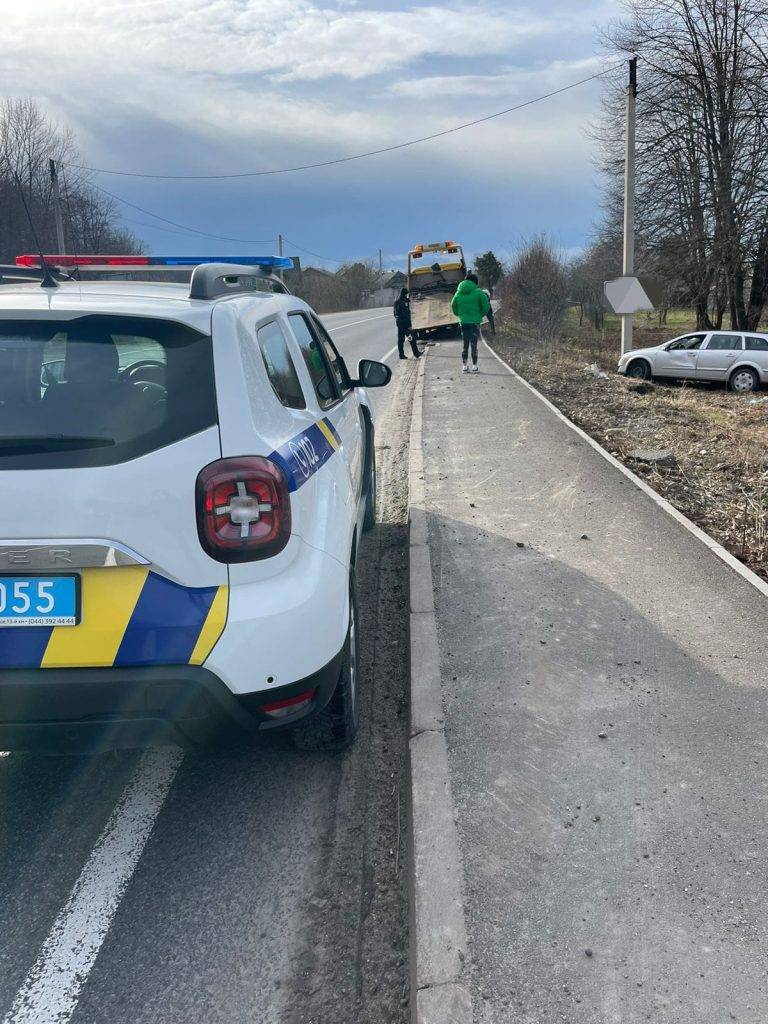 На Калущині автівка з'їхала з траси в кювет – водійка не впоралася з керуванням