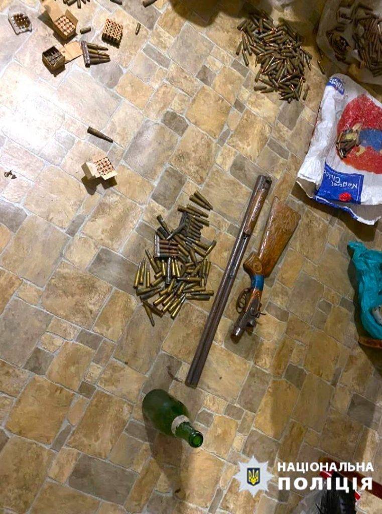 Понад 1300 набоїв та зброю виявили поліцейські у мешканця Косова. ФОТО