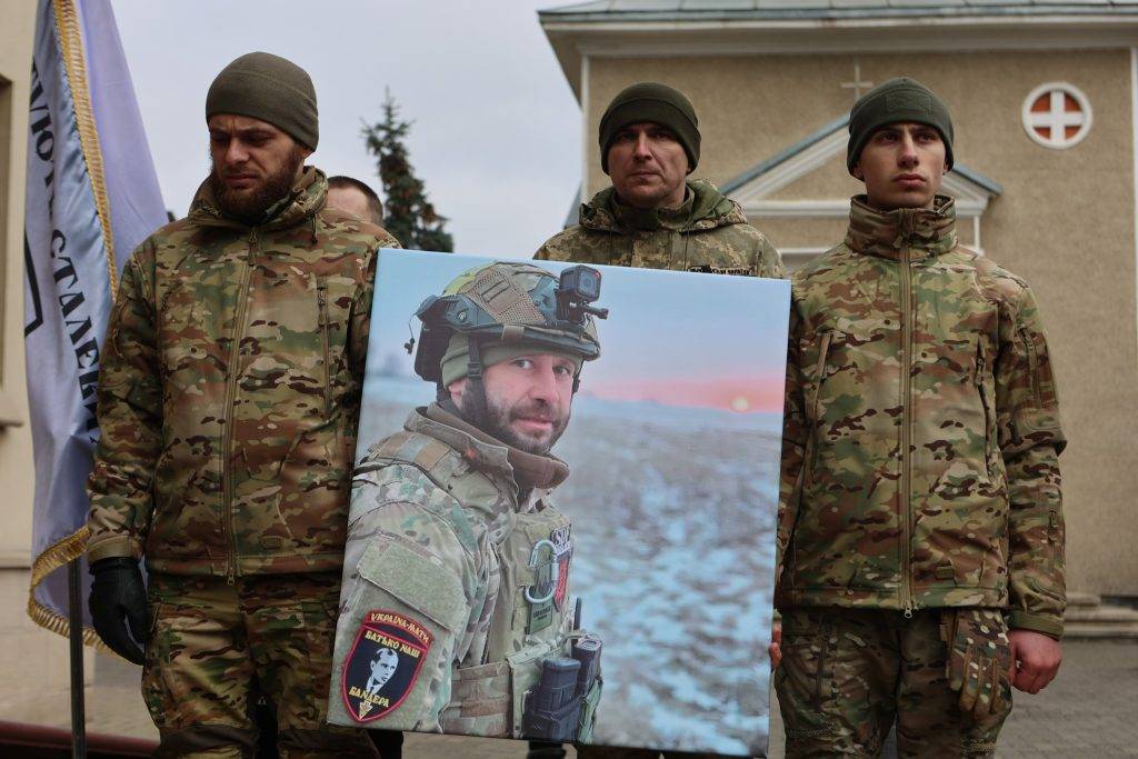 Івано-Франківська громада провела в останню дорогу героя,Роман Корнута,на фронті мав позивний “Мазепа”.