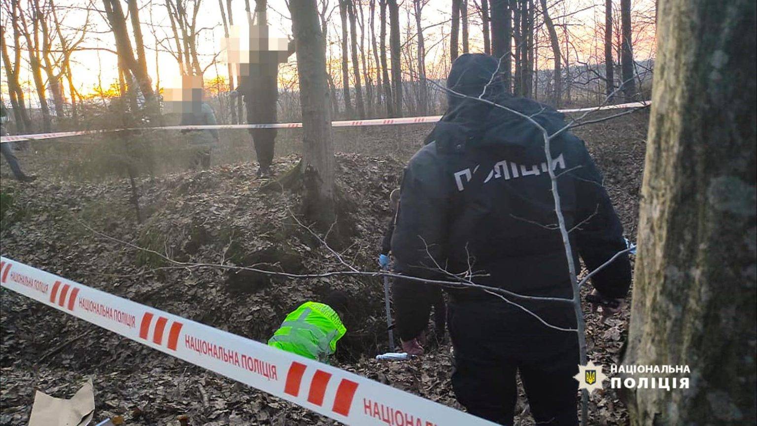 На Прикарпатті чоловік задушив сестру, а тіло закопав у лісі. ФОТО