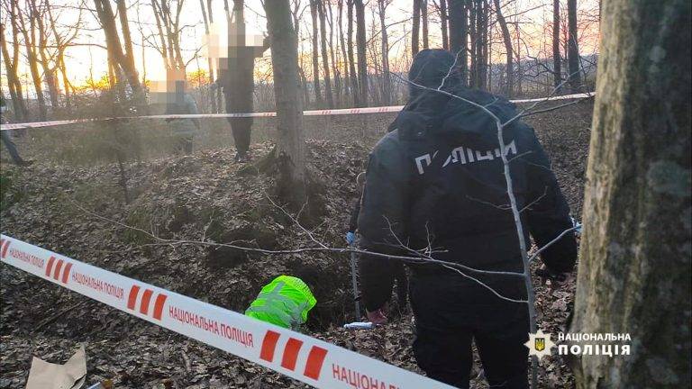 На Прикарпатті чоловік задушив сестру, а тіло закопав у лісі. ФОТО