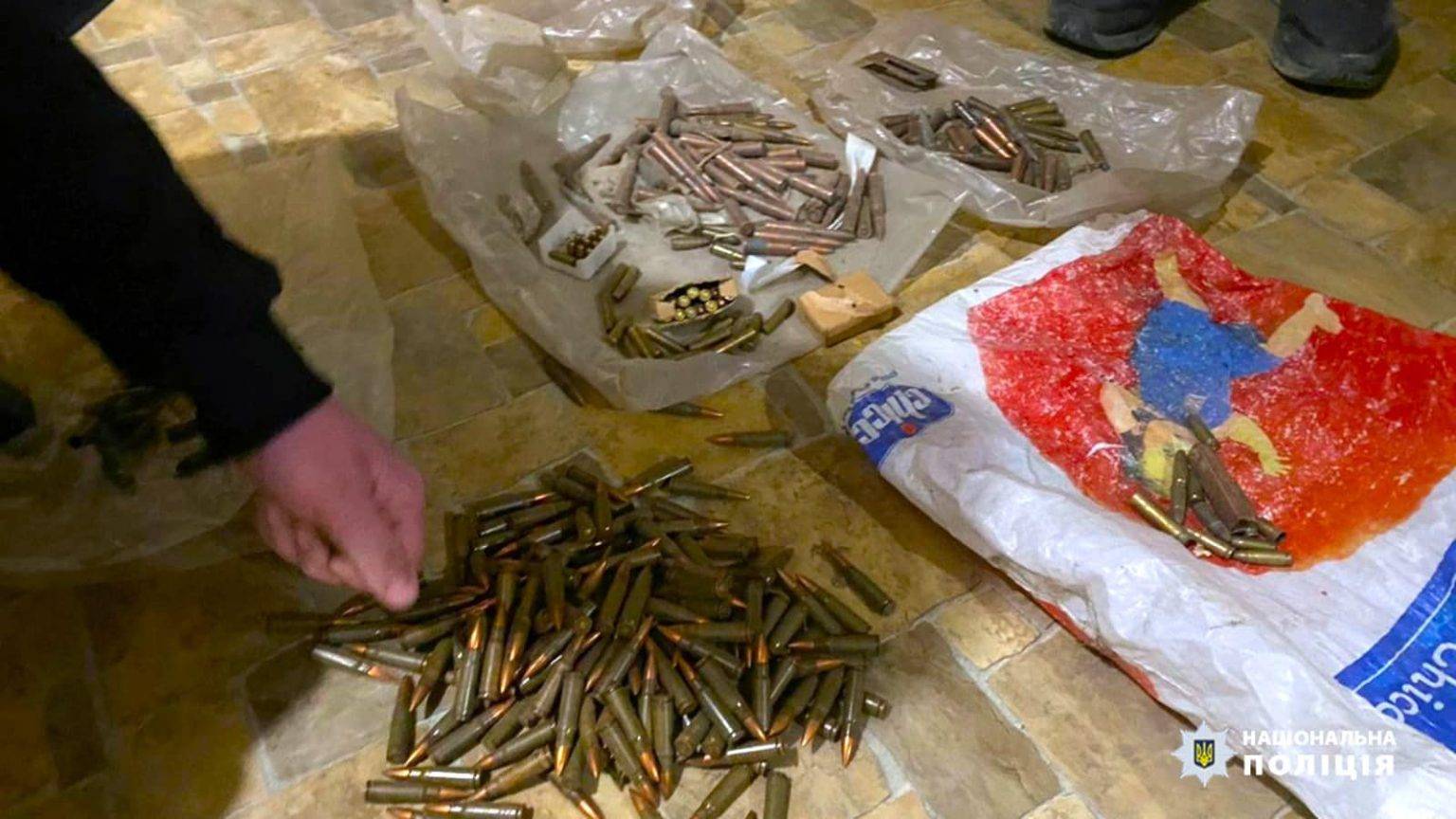 Понад 1300 набоїв та зброю виявили поліцейські у мешканця Косова. ФОТО