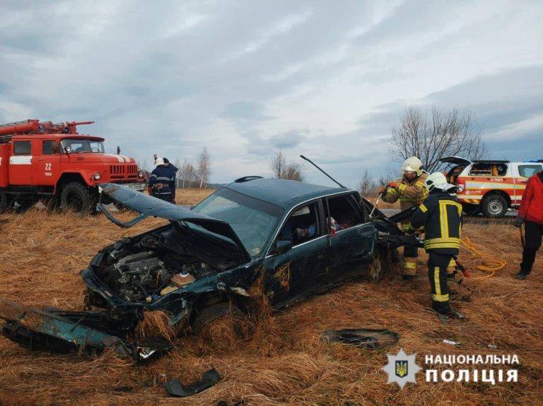 У ДТП на Прикарпатті загинув керманич легковика та травмований пасажир. ФОТО