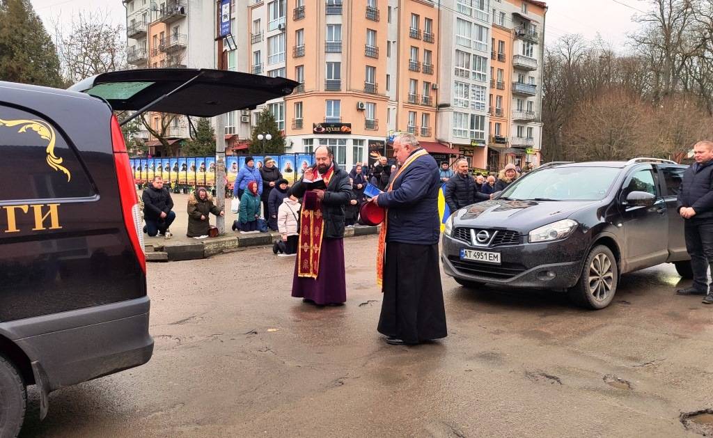 У Тлумачі попрощалися із загиблим захисником Віталієм Гладюком. ФОТО