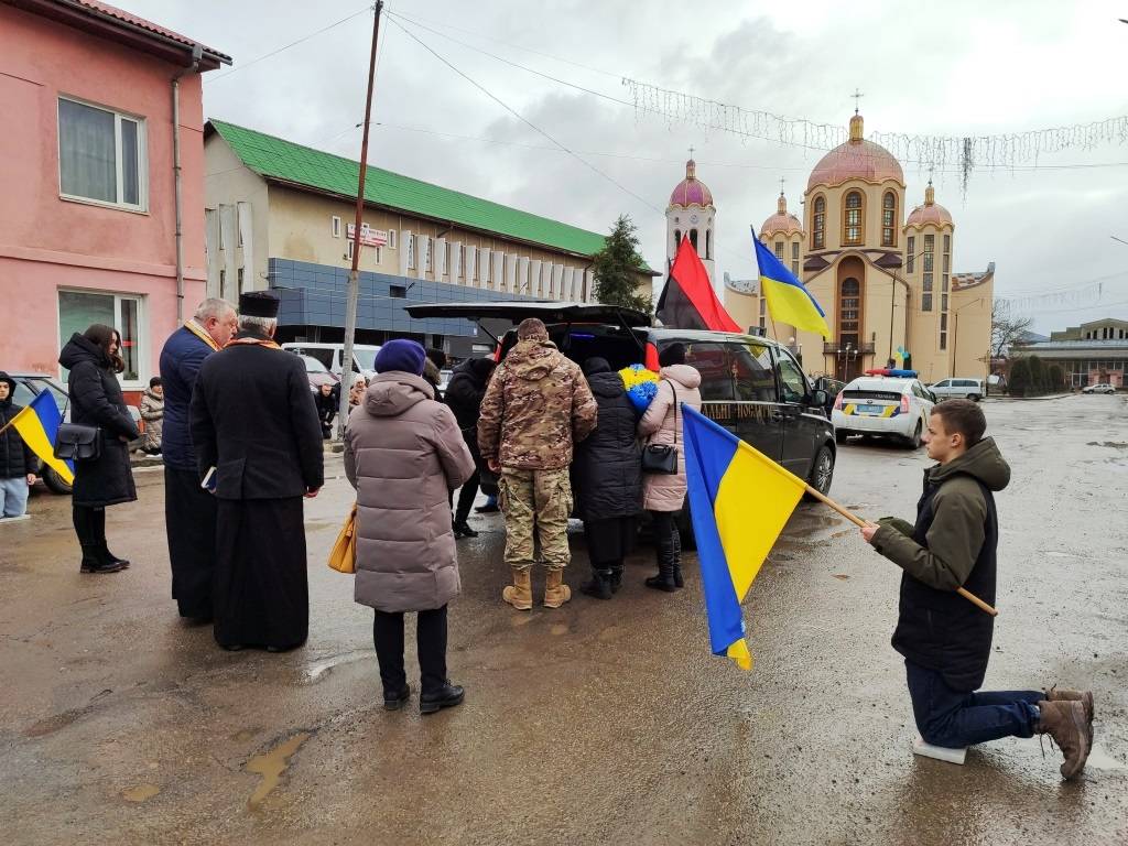 На Тлумаччині попрощалися із захисником Іваном Ленчуком