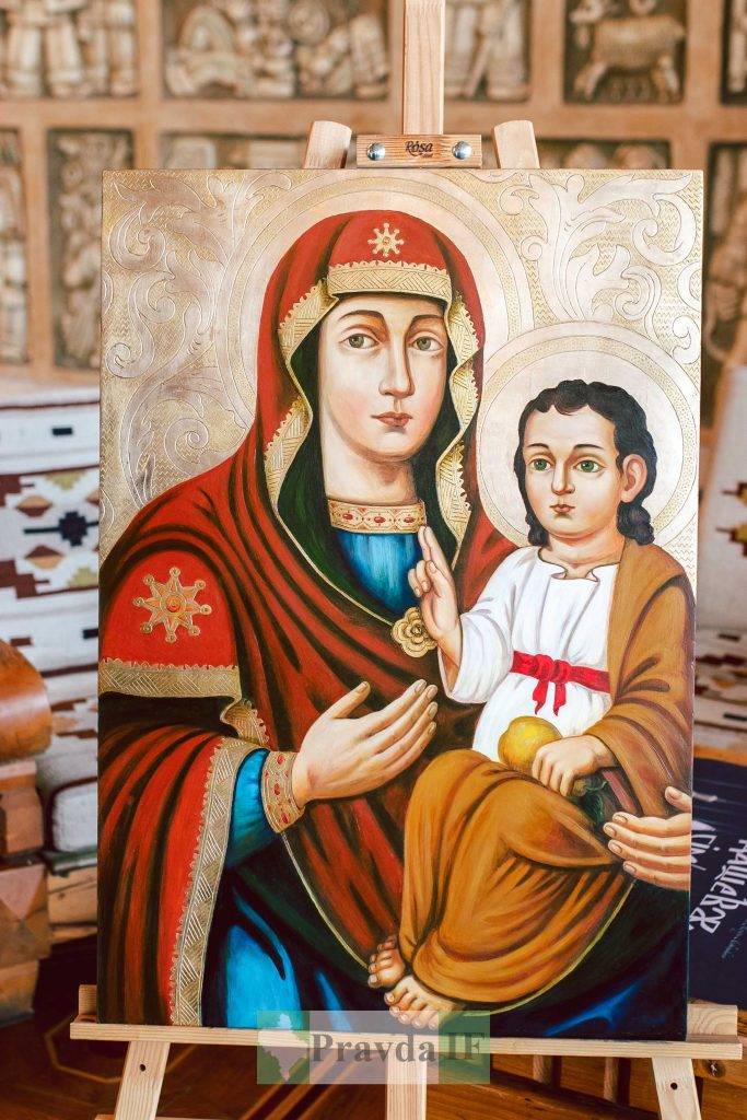 Франківський реставратор відтворив унікальну ікону “Мадонна з грушкою”