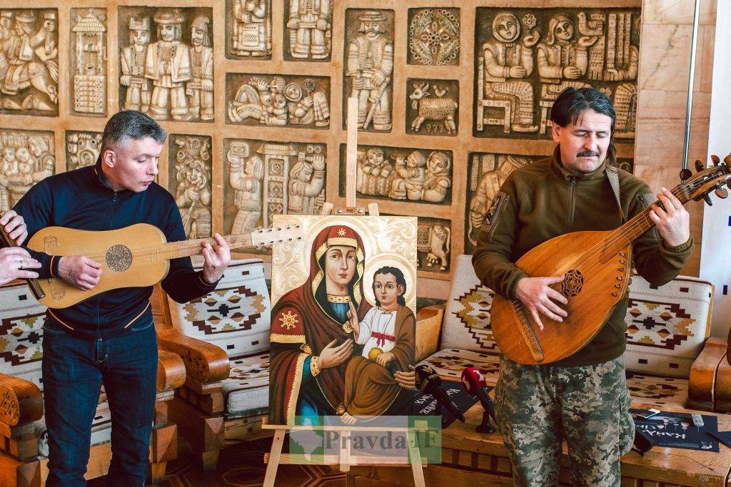 Франківський реставратор відтворив унікальну ікону “Мадонна з грушкою”