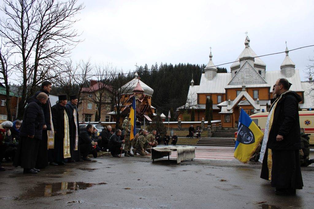 Верховинщина зустріла на щиті загиблого земляка-героя Миколу Струця